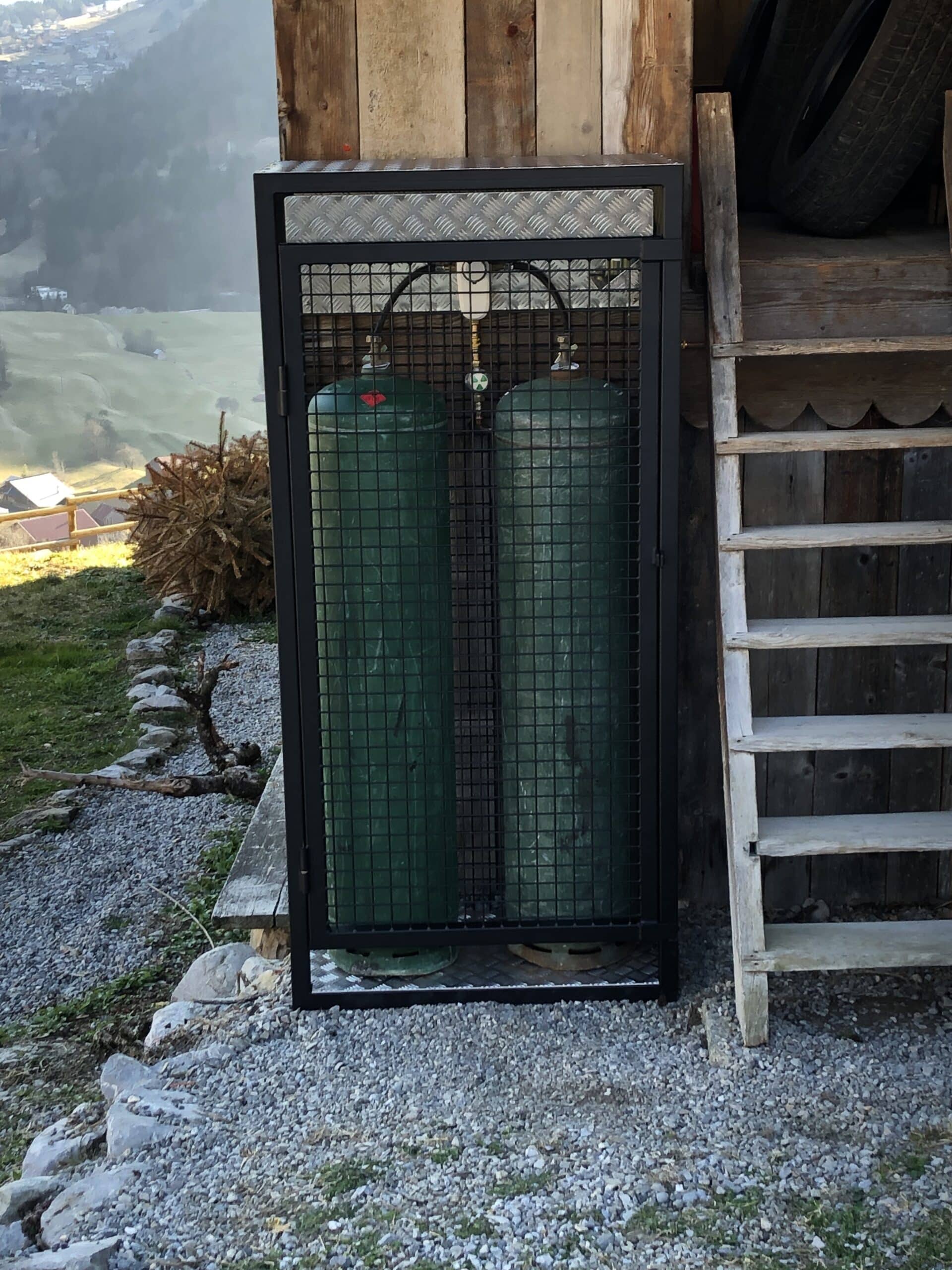 Bouteille de gaz dans une cage de protection fermée